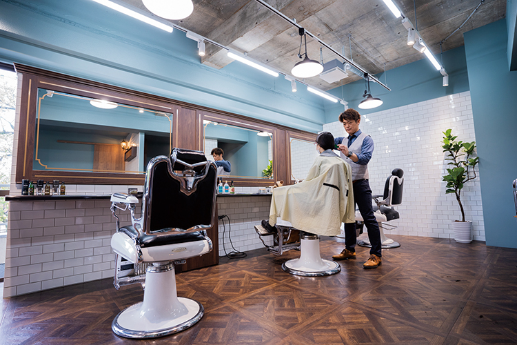 FLASH NEWS】アンティークな内装にも注目大人のための隠れ家バーバー